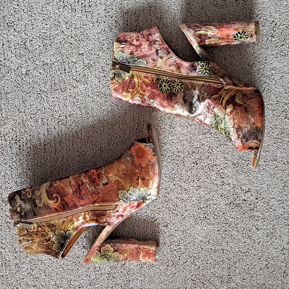 BAMBOO Print Velour Booties - Picture 4 of 13